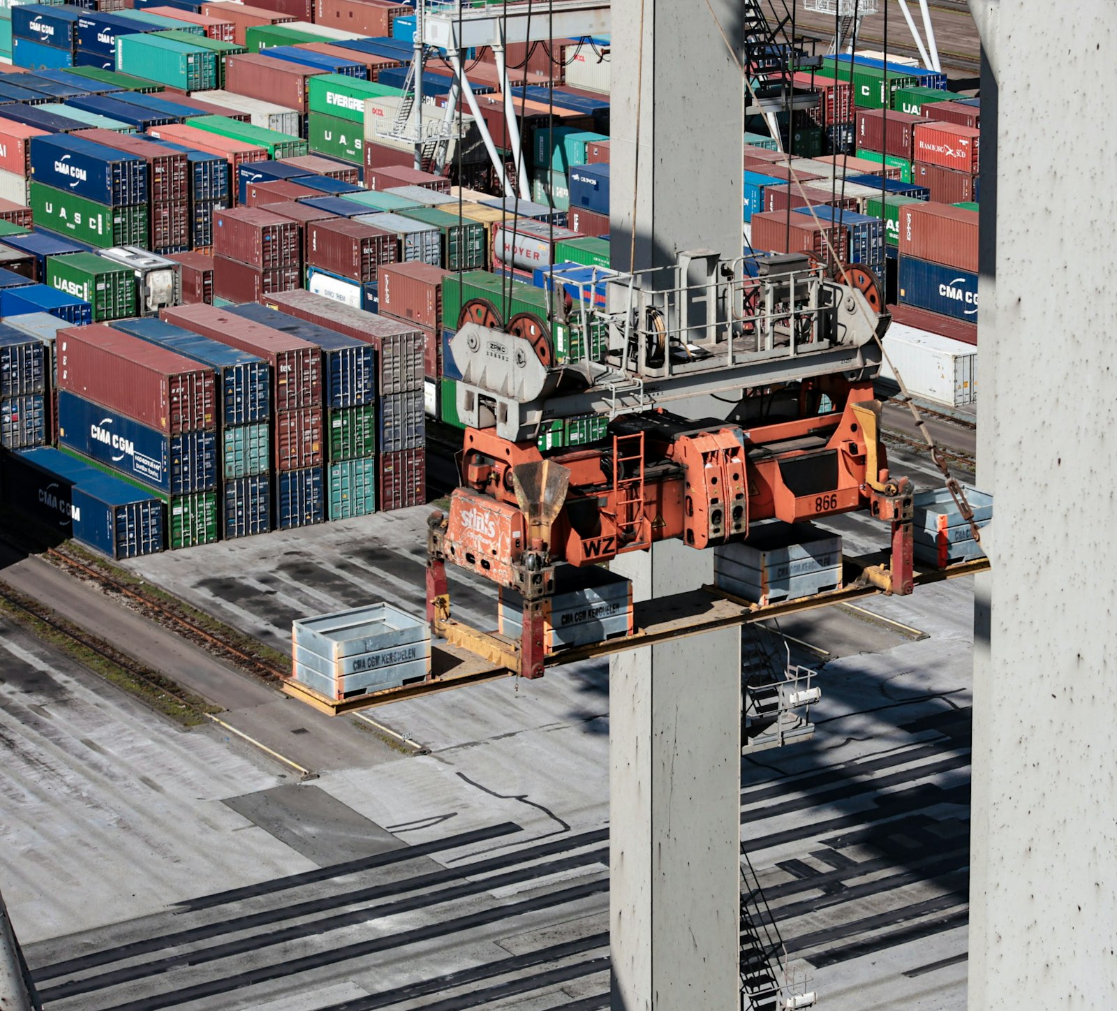 Grúa y contenedores en terminal portuaria