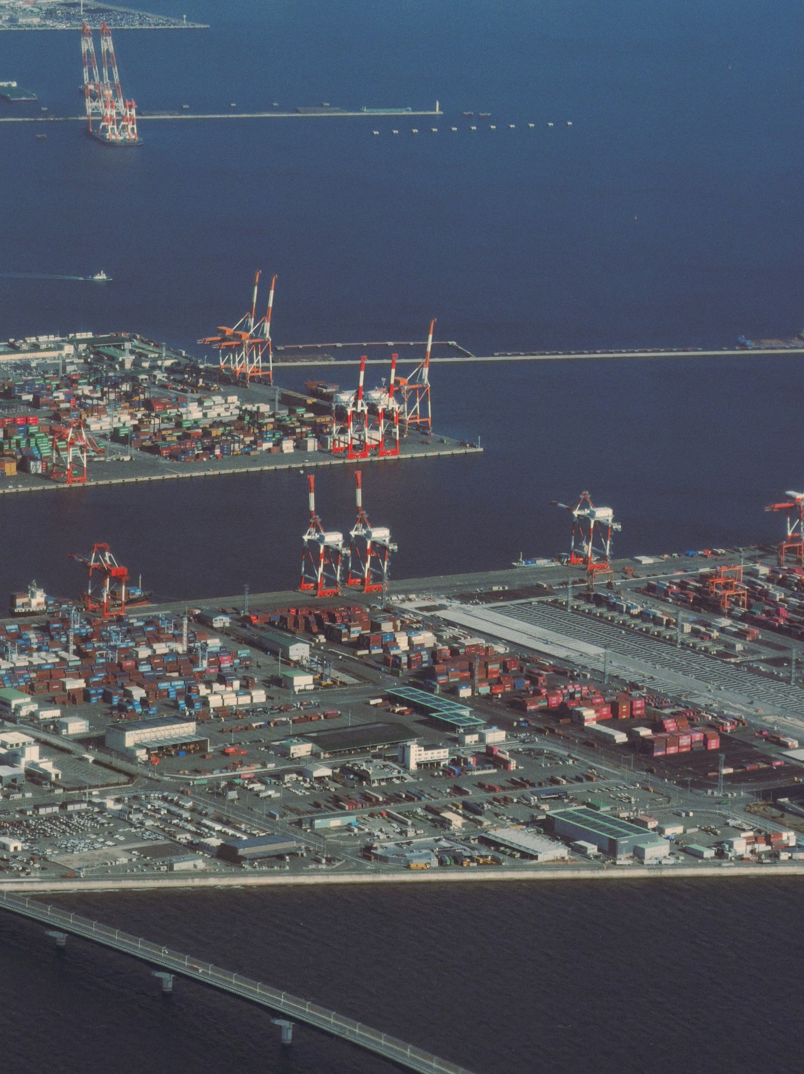 Puerto industrial con grúas